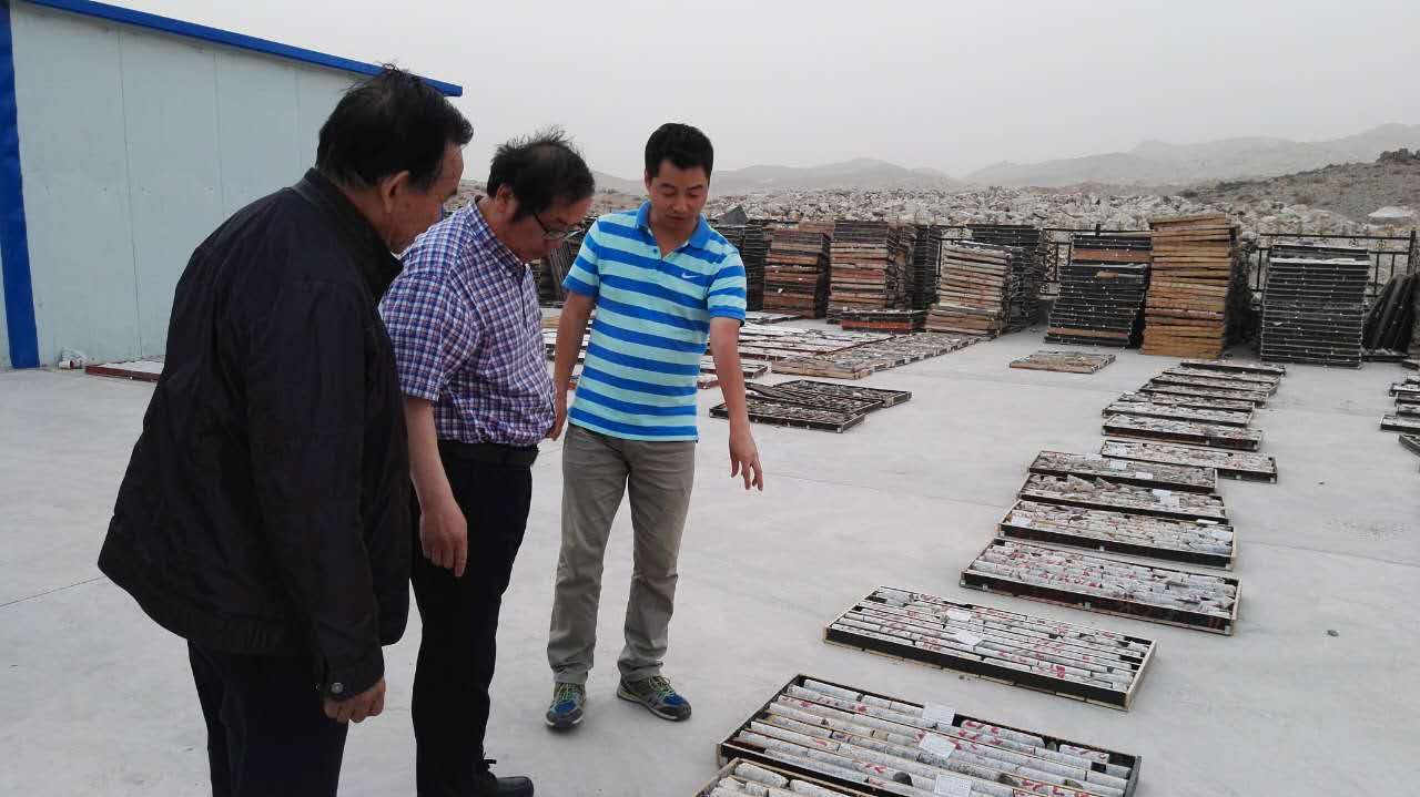 1468398055710766.jpg 趙主任了解礦樣品質(zhì).jpg